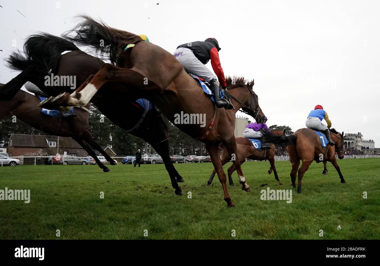 Rennsieger Callum McKinnes, der Fort Gabriel während des Luke Watson Memorial Racing Excellence Handicap Chase "Hands and Heels" auf der Ludlow Racecourse reitet Stockfoto