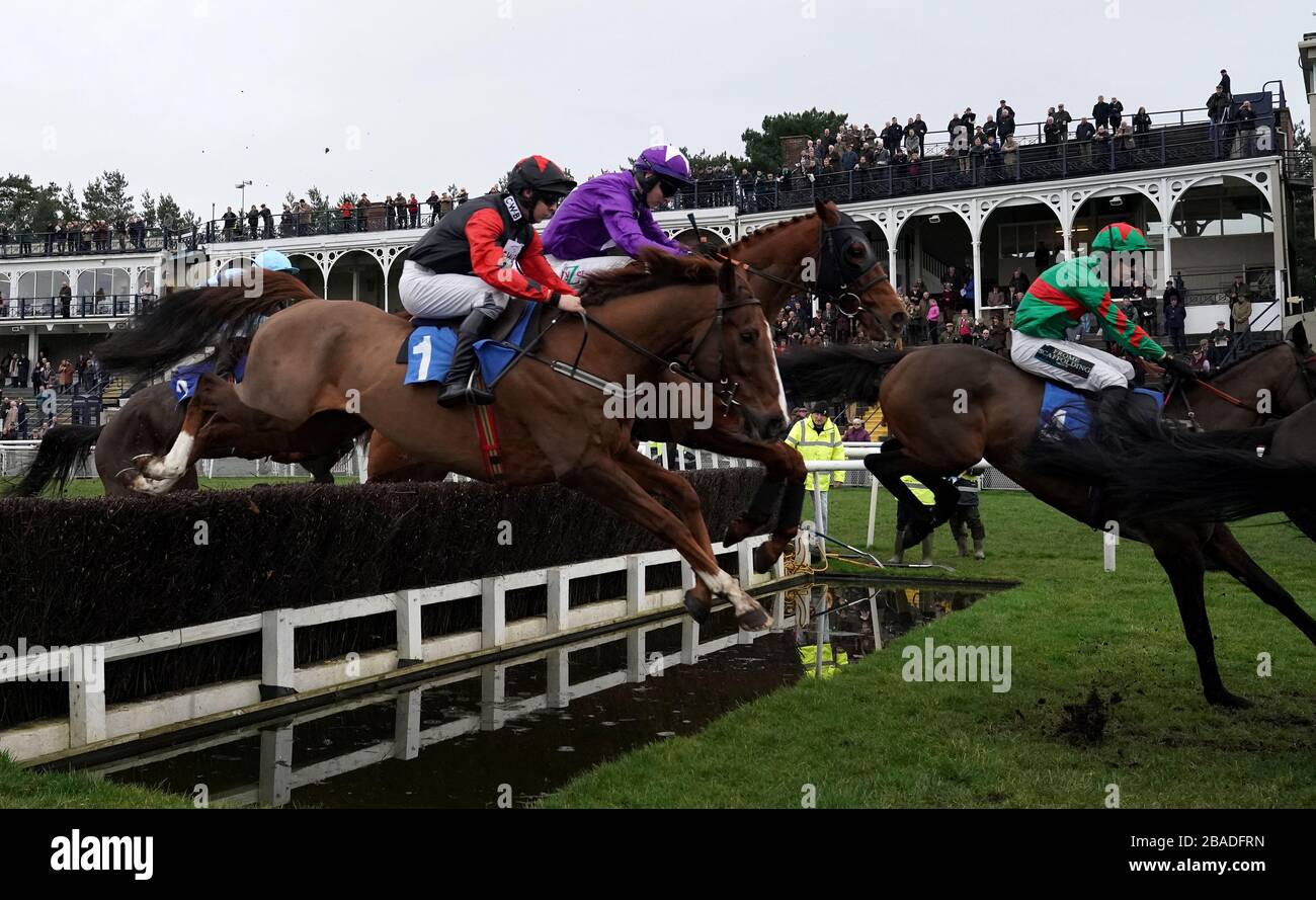 Rennsieger Callum McKinnes, der Fort Gabriel während des Luke Watson Memorial Racing Excellence Handicap Chase "Hands and Heels" auf der Ludlow Racecourse reitet Stockfoto