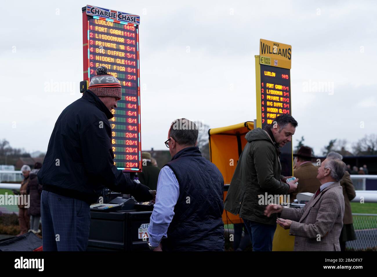 Racegoers platzieren ihre Wetten auf der Rennbahn Ludlow Stockfoto