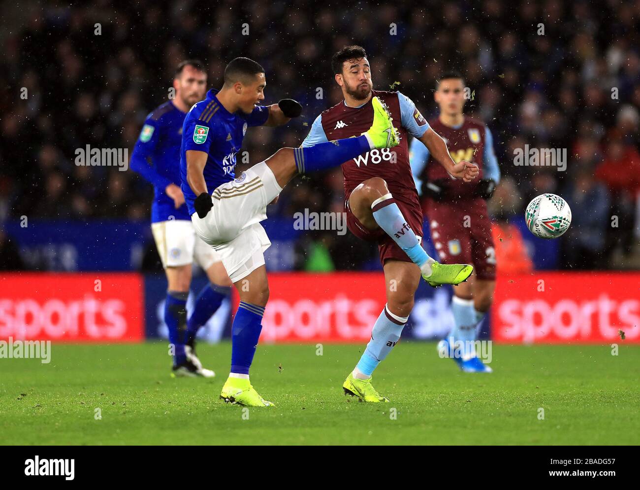 Leicester City kämpfen Youri Tielemans (links) und der Trezeguet von Aston Villa um den Ball Stockfoto