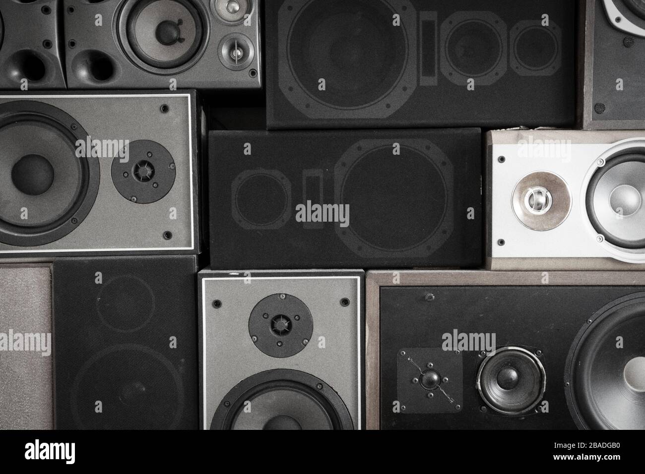 An der Wand hängende Musik-Sound-Lautsprecher im Retro-Vintage-Stil, gestapelte Soundboxen modern Stockfoto