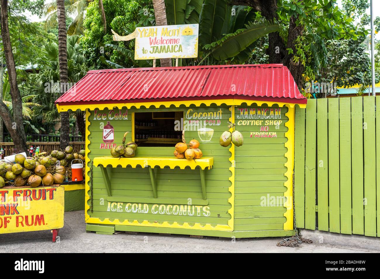 Ocho Rios, Jamaika - 22. April 2019: Eiskalte Kokosnuss-Fruchtsgetränke mit Rum-Stall/Eck-Shop in Rasta-Farben am Kreuzfahrthafen Ocho Rios in der Stockfoto