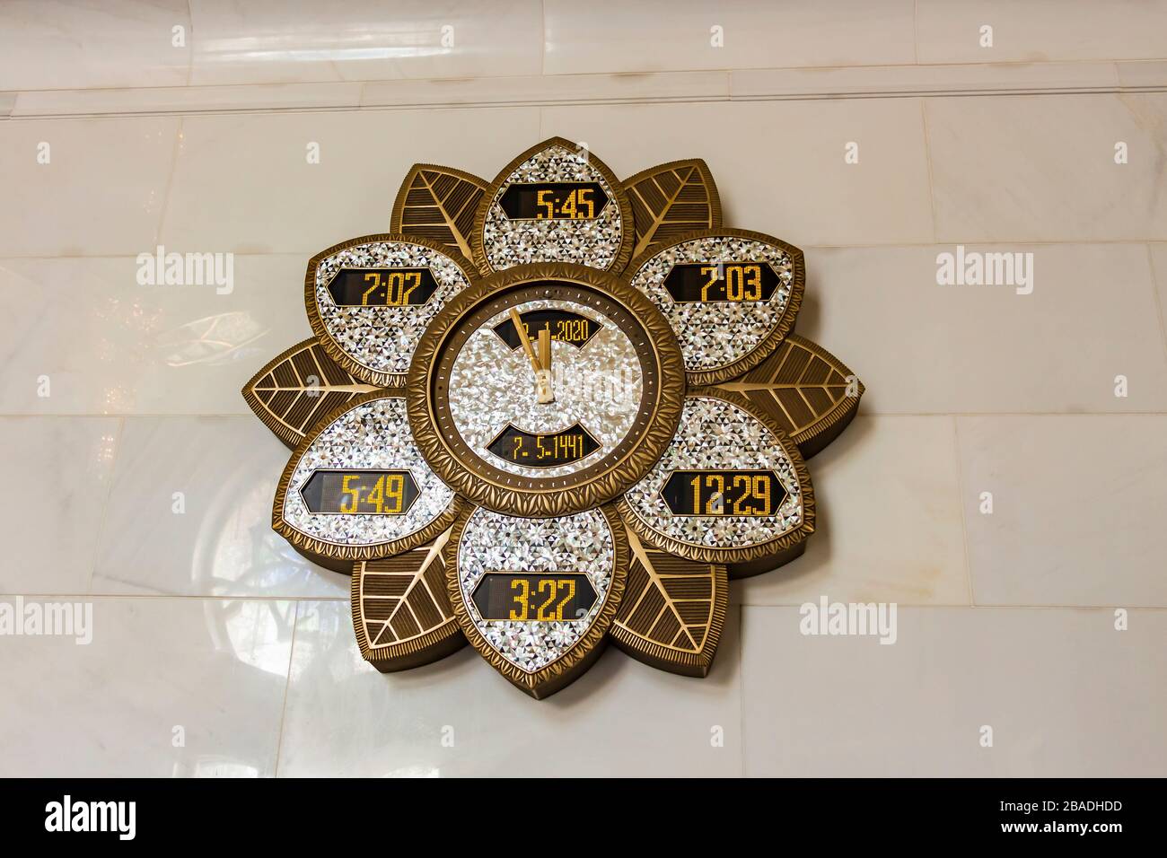 Die Uhr der islamischen Bettzeit in der Scheich-Zayed-Moschee zeigt die  Gebettzeiten des Tages Stockfotografie - Alamy