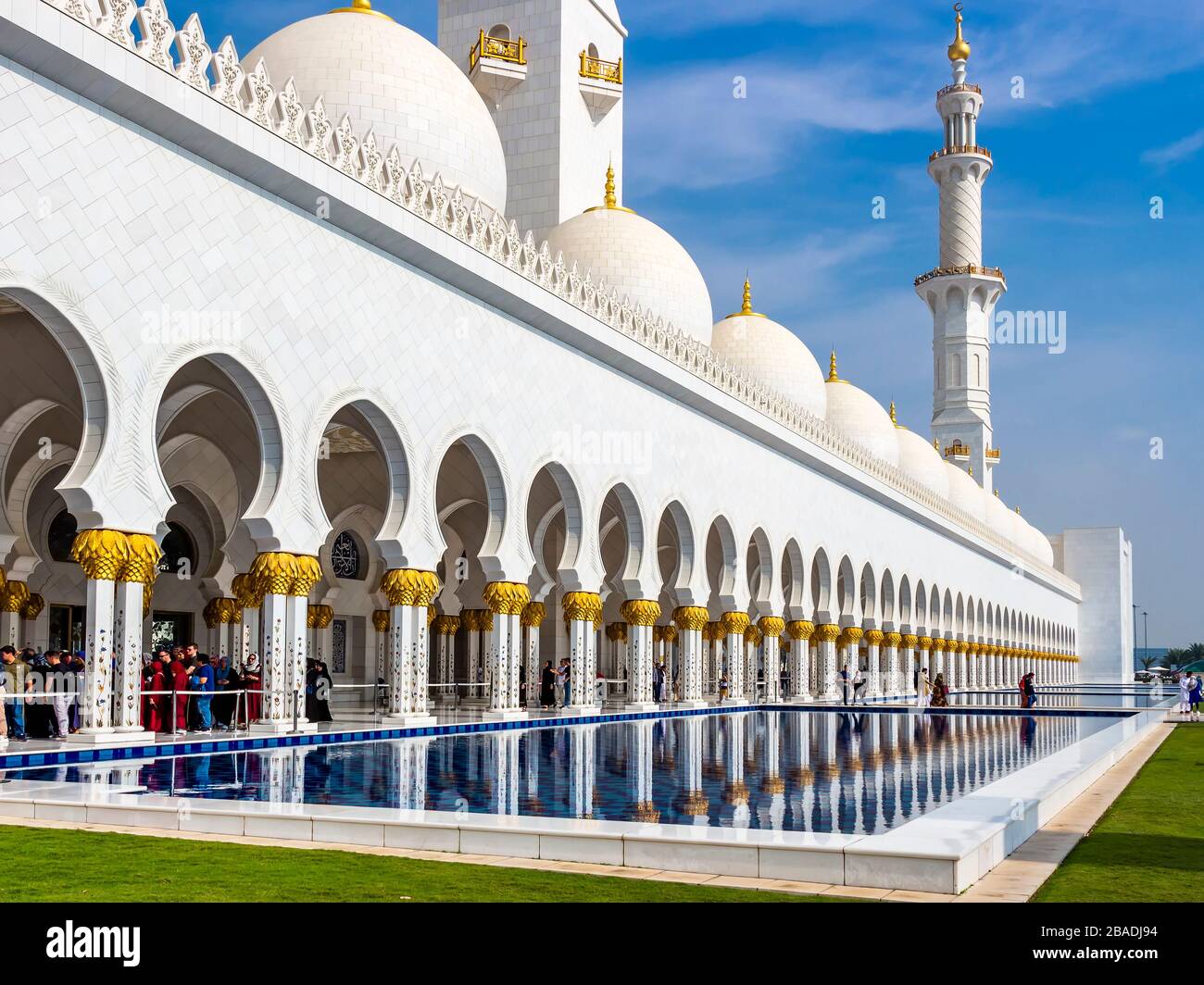 Abu Dhabi, Vereinigte Arabische Emirate - 3. Januar 2020: Reflexionspool am äußeren Eingang der Scheich-Zayed-Moschee Stockfoto