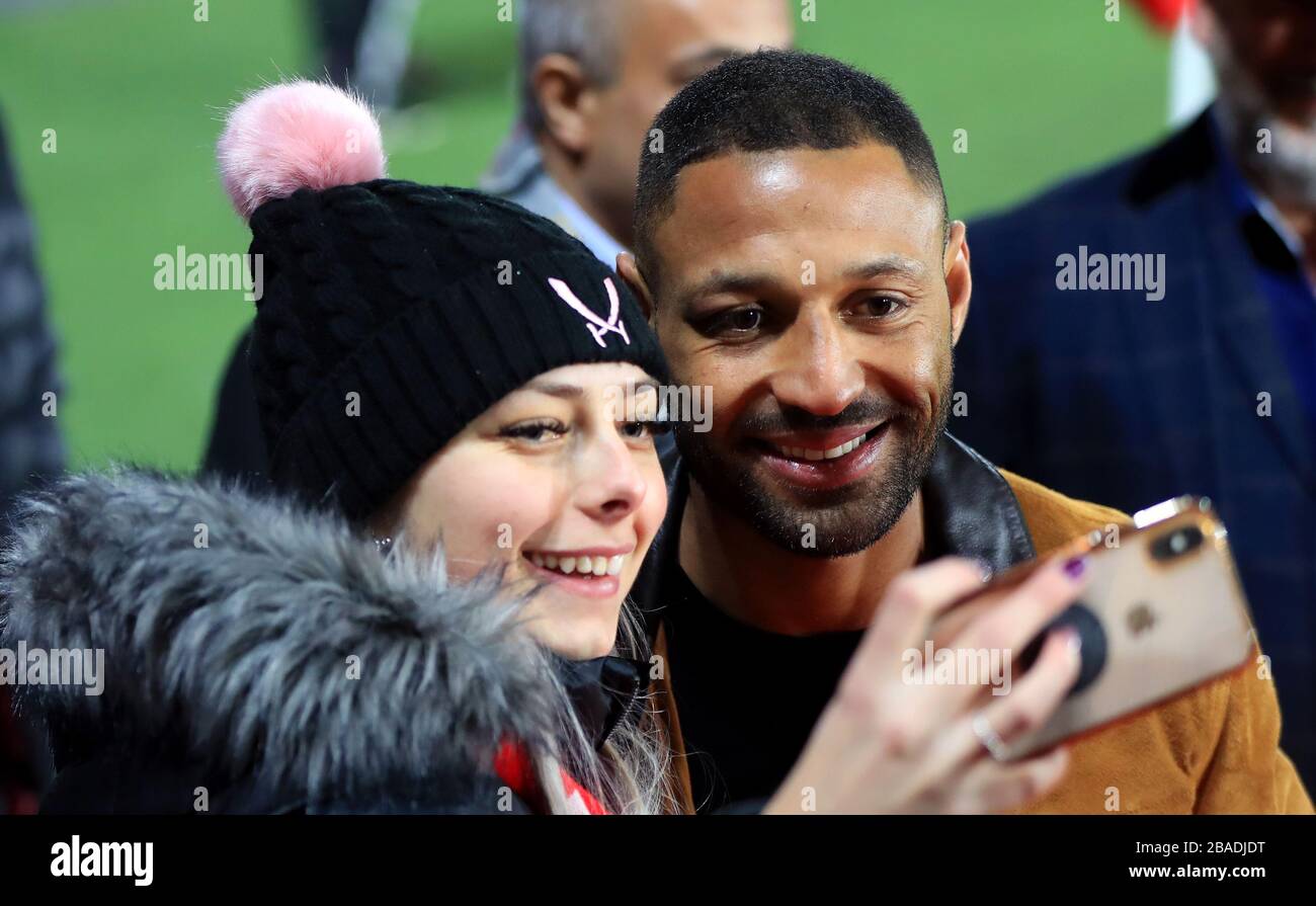 Boxer Kell Brook (rechts) posiert für ein Foto mit einem Fan Stockfoto