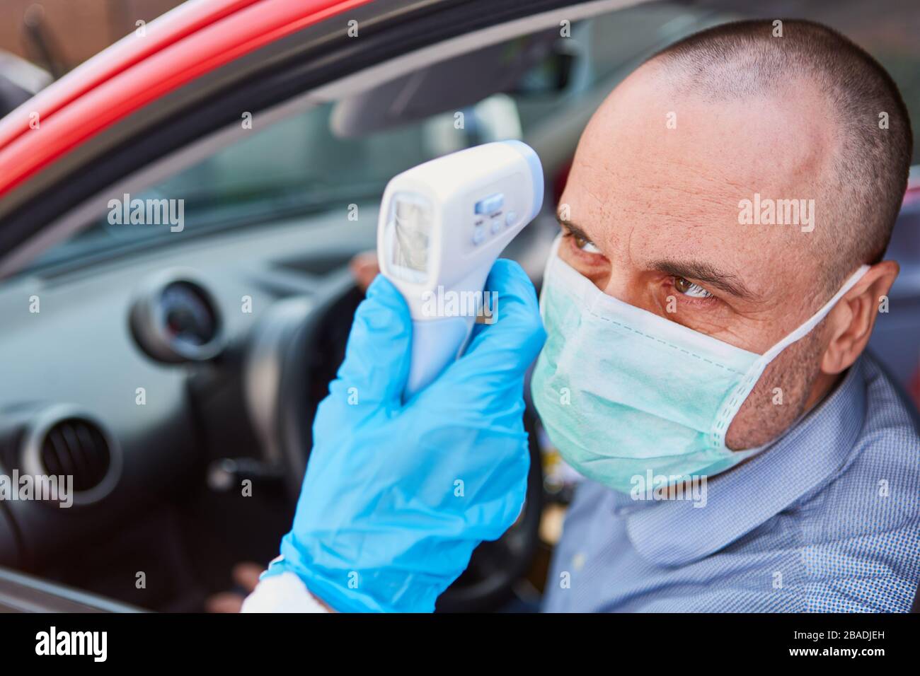 Kontaktlose Fiebermessung bei Autofahrern in Coronavirus Test Drive-In während der Covid-19-Epidemie Stockfoto