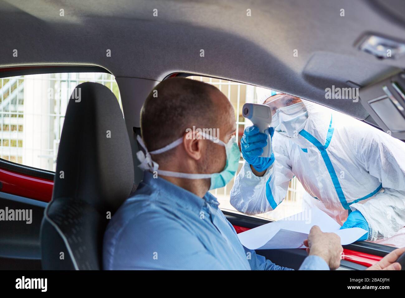 Covid-19-Testzentrum mit Einfahrt bei der Messung von Fieber durch einen Fahrer Stockfoto