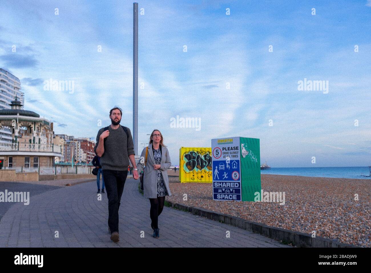 Die Leute Gehen Entlang Brighton Beach, Brighton & Hove, England Stockfoto