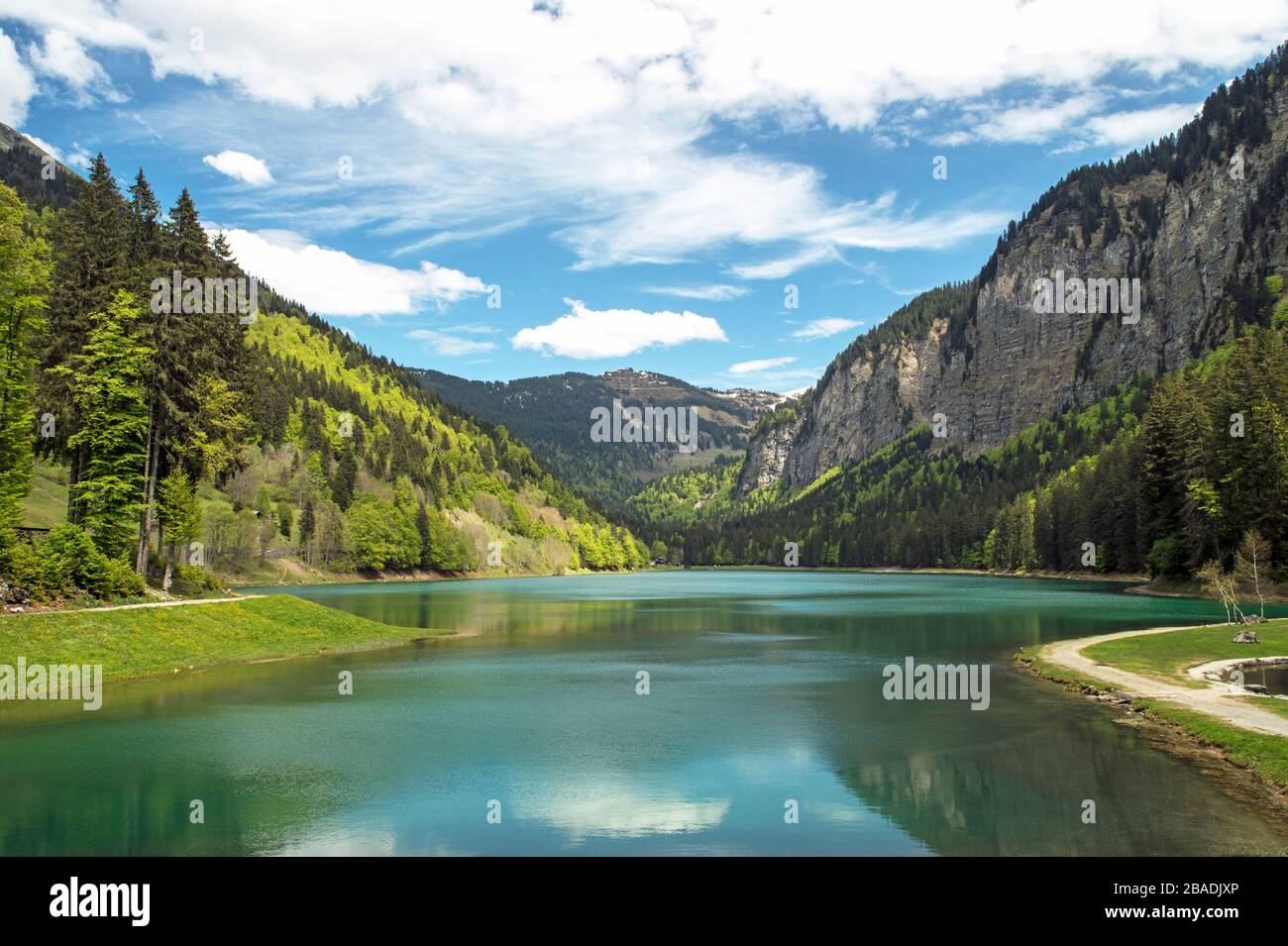 Le Lac de Montriond in der Nähe von Montriond in der Region Haute Savoie in Frankreich. Rund um den See gibt es einen Rundwanderweg, der eine schöne Landschaft bietet. Stockfoto