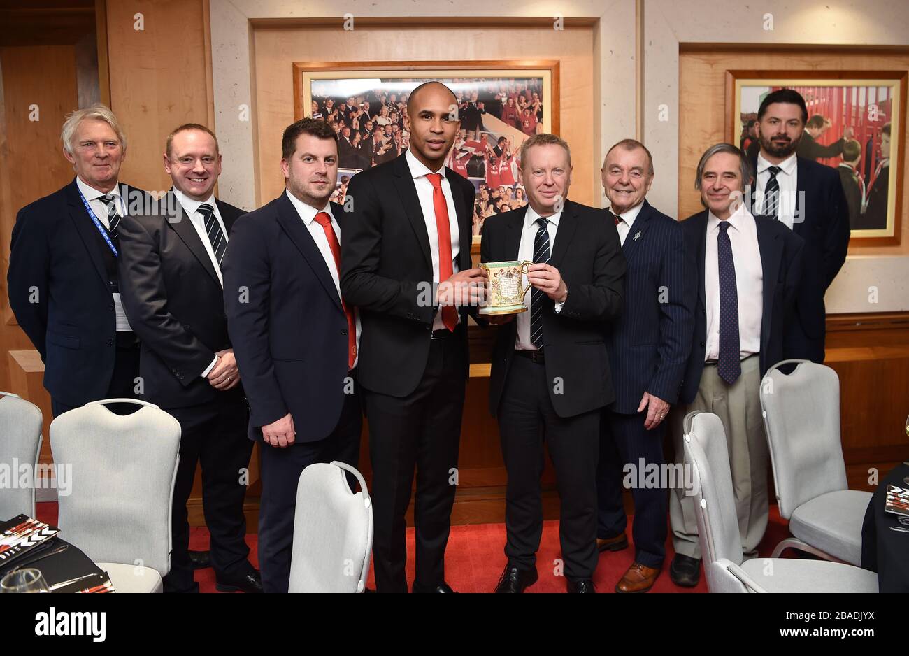 Der Vorsitzende von Charlton Athletic, Matt Southall und West Bromwich Albion CEO Mark Jenkins, sind mit anderen offiziellen und dem Loving Cup abgebildet Stockfoto