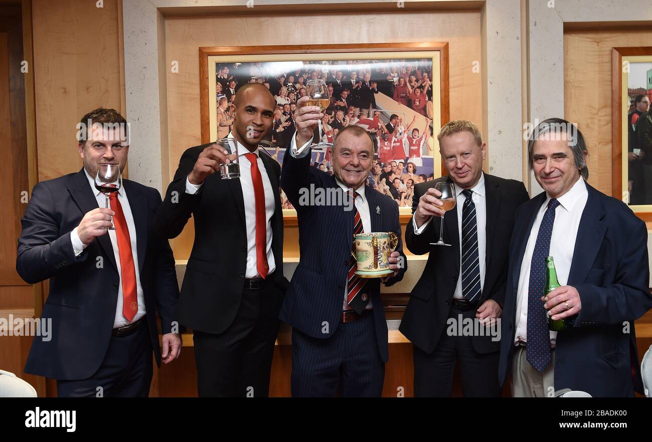 Der Vorsitzende von Charlton Athletic, Matt Southall und West Bromwich Albion CEO Mark Jenkins, sind mit anderen offiziellen und dem Loving Cup abgebildet Stockfoto