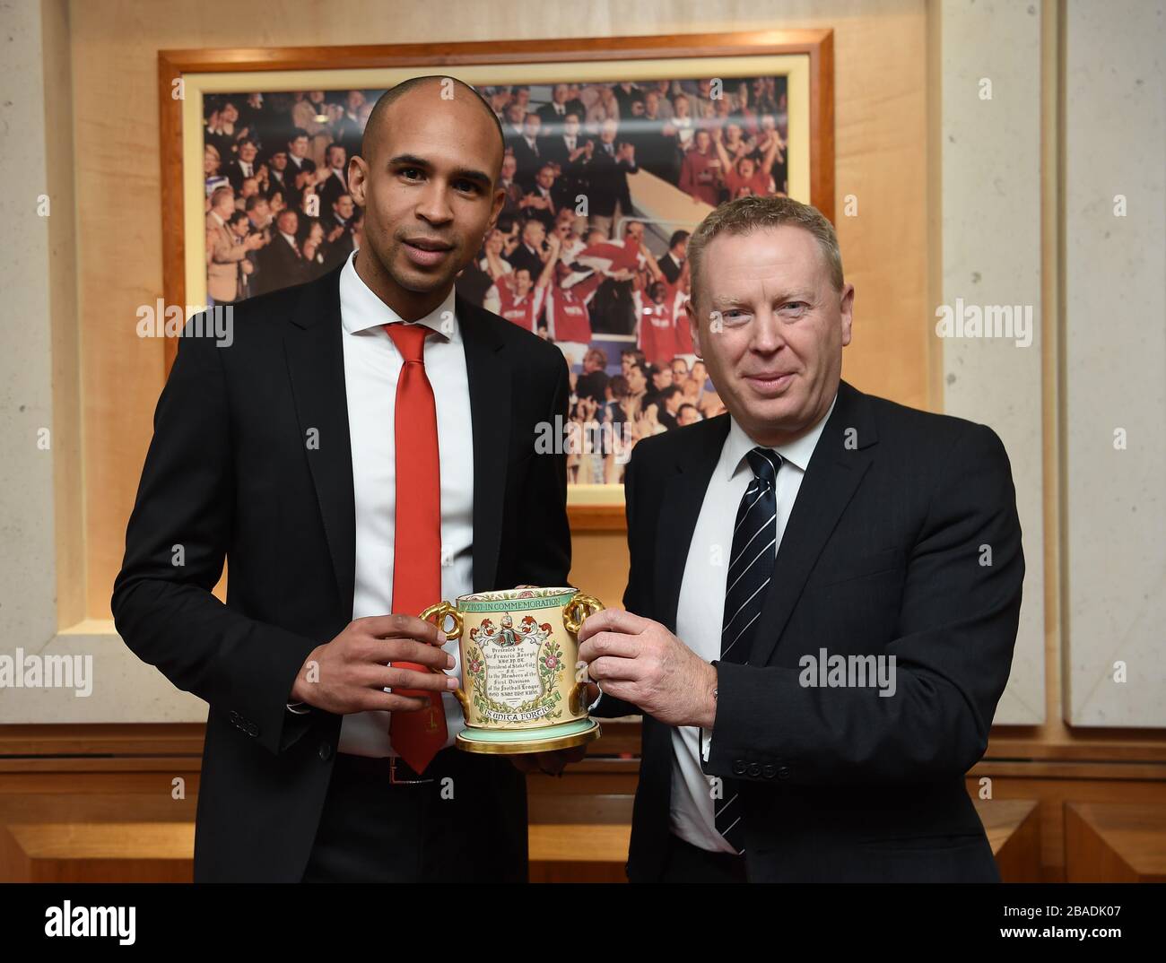 Der Vorsitzende von Charton Athletic, Matt Southall und West Bromwich Albion, CEO Mark Jenkins, sind mit dem Loving Cup abgebildet Stockfoto