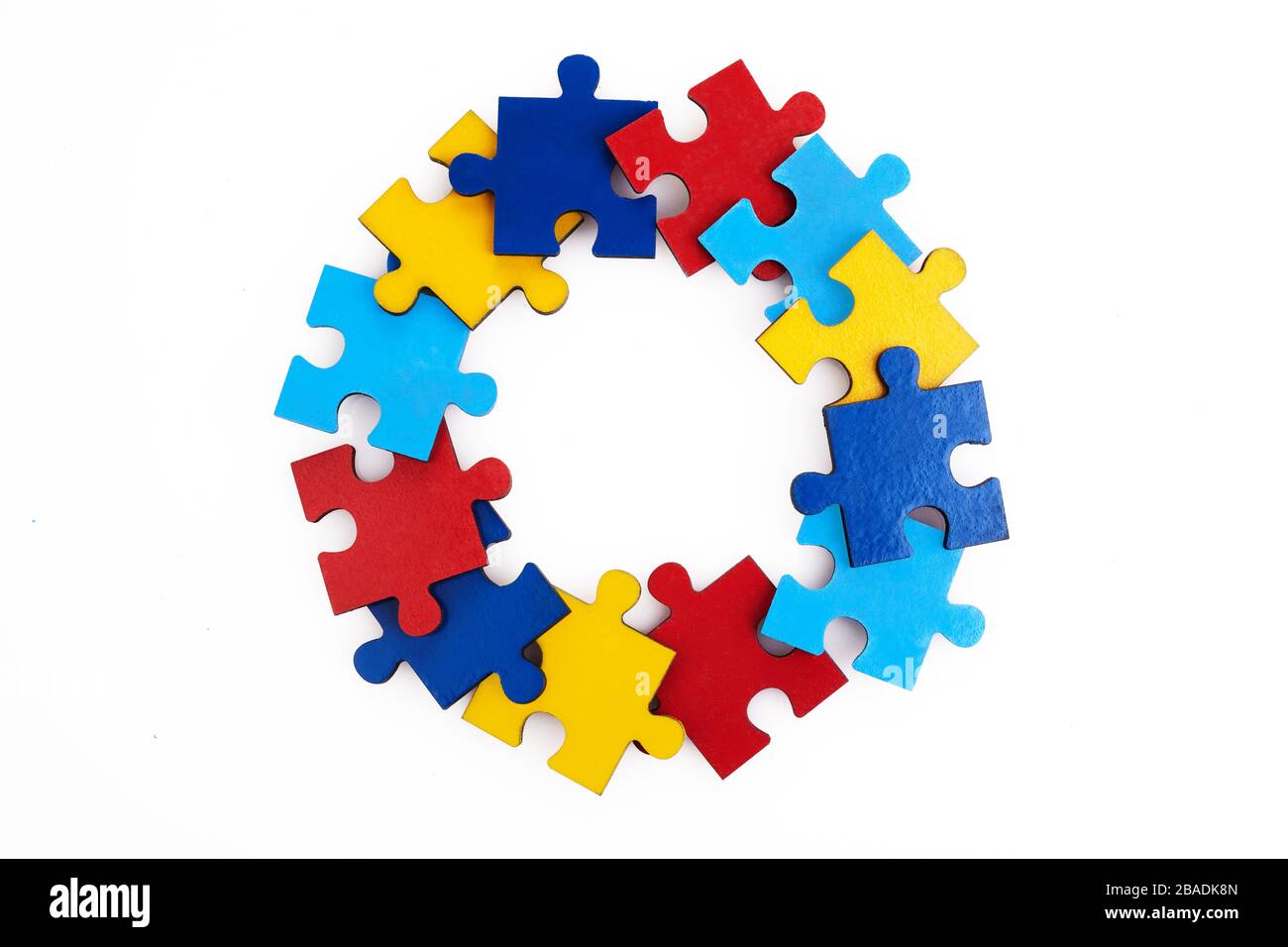 Bunte Puzzles runder Rahmen auf weißem Hintergrund, Autismus-Konzept der frühen Kindheit, Kopierraum, Textraum. Stockfoto