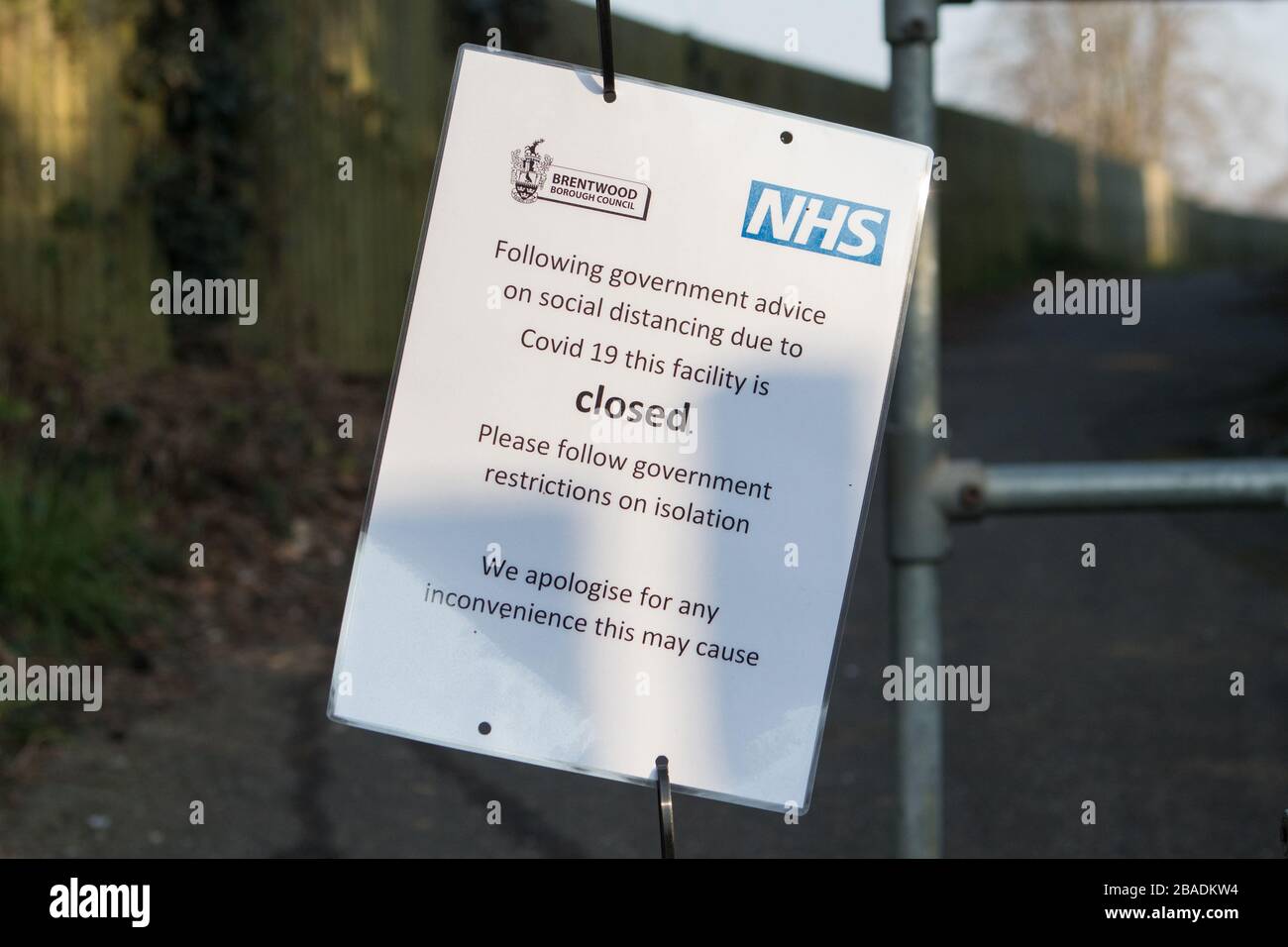 Schild am Eingang zum öffentlichen Fußweg zur offenen Fläche in Brentwood, Essex, Großbritannien, aufgrund von Maßnahmen zur sozialen Distanzierung nach dem Ausbruch des Covid 19 geschlossen. Stockfoto