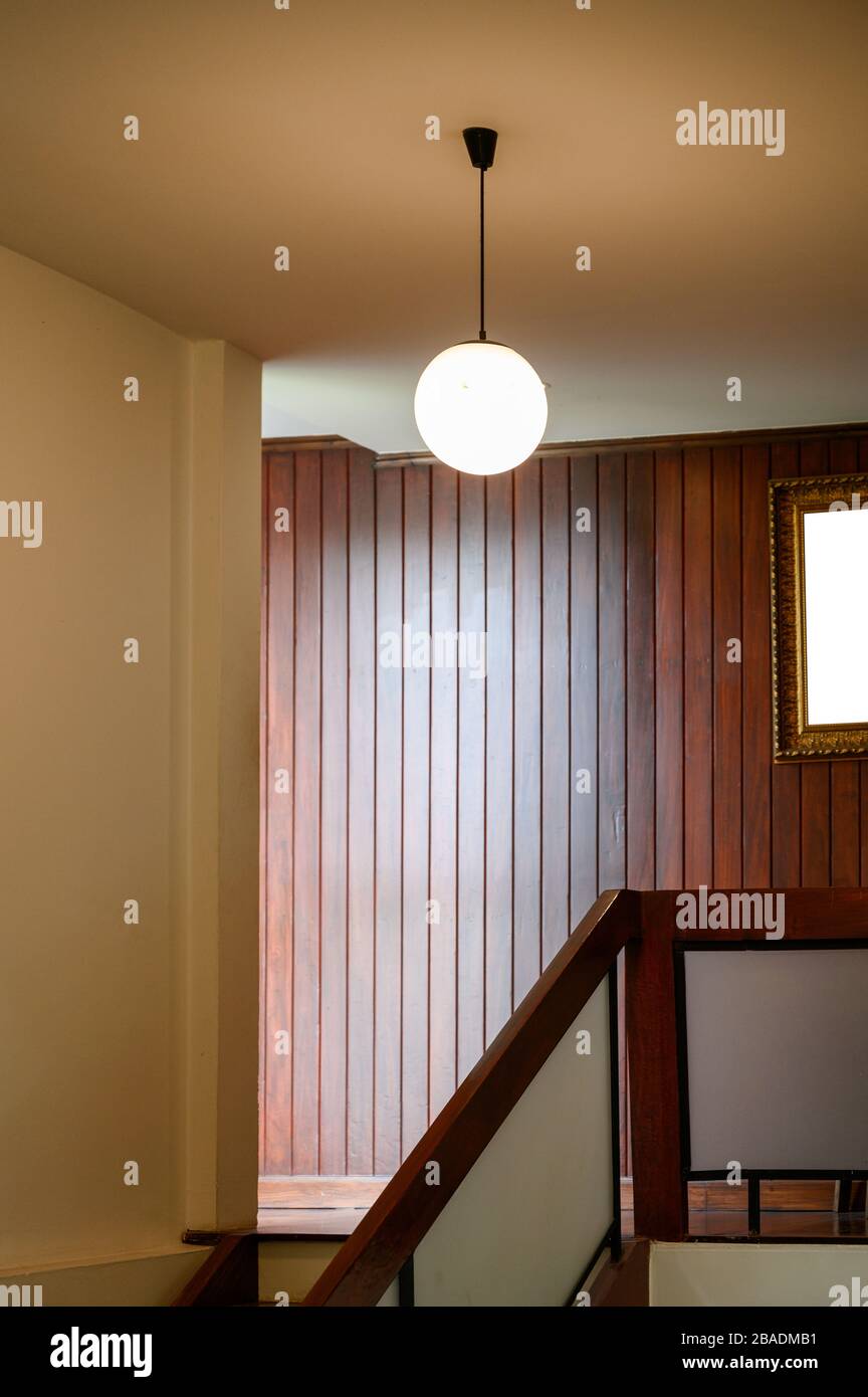 Antike Inneneinrichtung aus Holz mit Lampe Stockfoto
