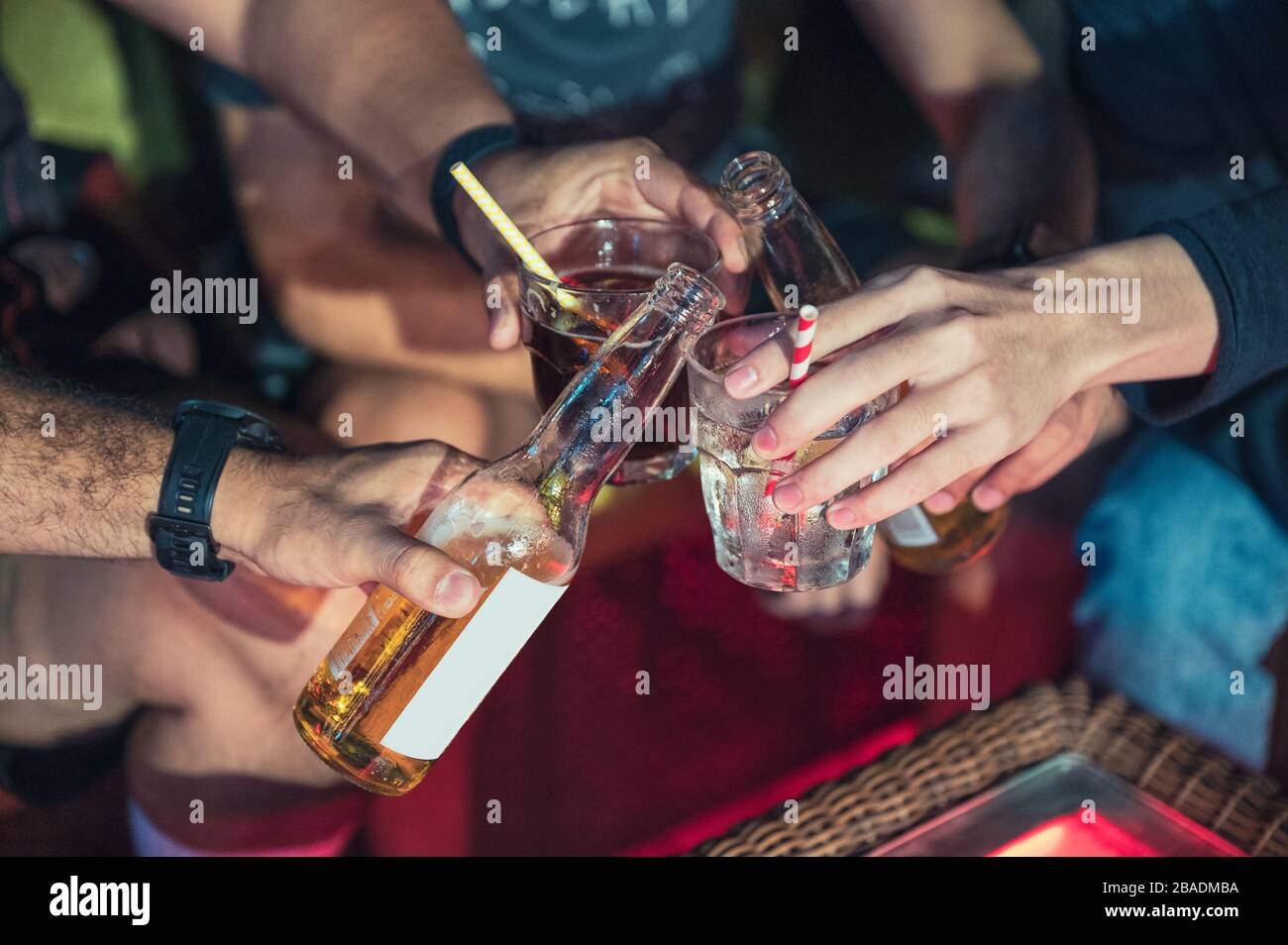 Eine Gruppe von Freunden, die in der Kneipe ein Bier und einen Cocktail genießen Stockfoto