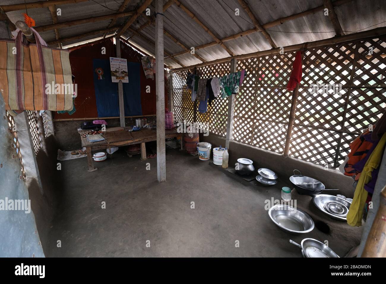 Küche eines Stammeshauses in Kumrokhali Dorf, Westbengalen, Indien Stockfoto