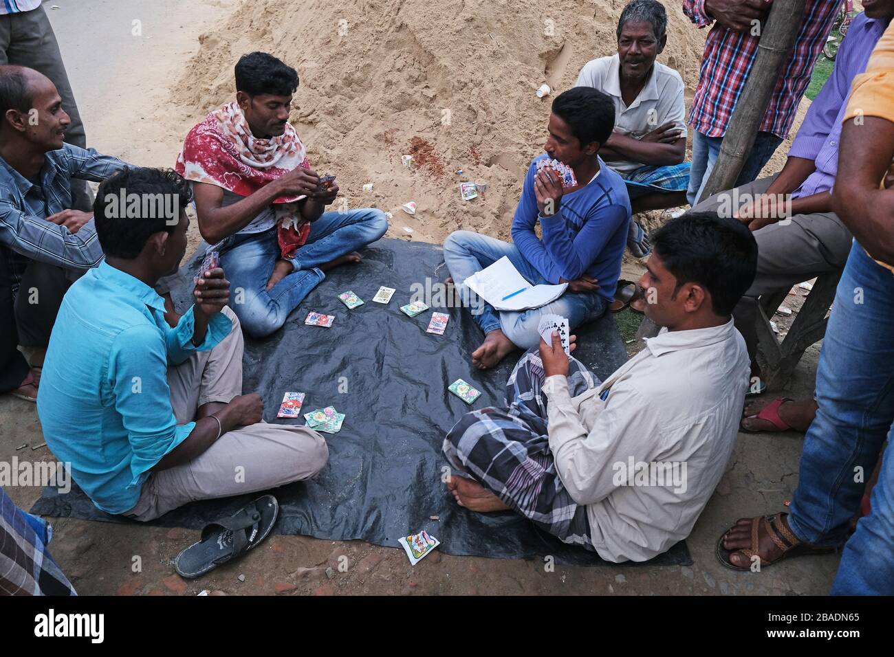 Männer, die in einem Dorf in Kumrokhali, Westbengalen, Indien Karten spielen Stockfoto