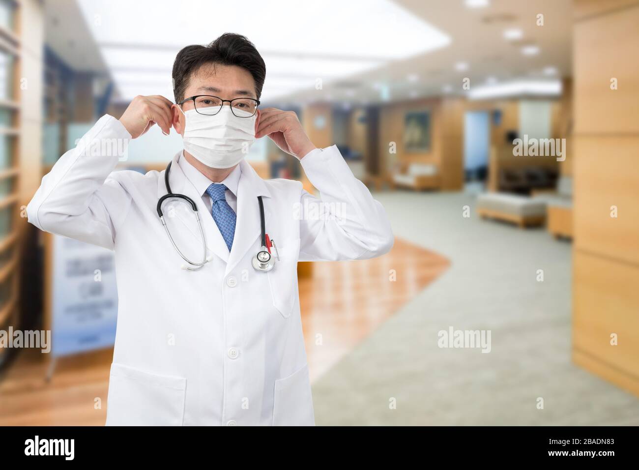 Asiatischer Mann mittleren Alters, der eine Einwegmaske trägt. Stockfoto
