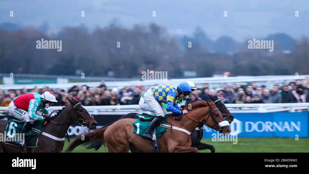 Audacity gewinnt das letzte Rennen während des Neujahrstreffens auf der Cheltenham Racecourse Stockfoto