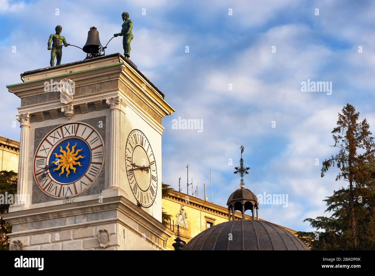 Schöner italienischer Uhrturm in Udine, Region Friuli Julisch Venetien, Italien. Klassische Architektur. Stockfoto