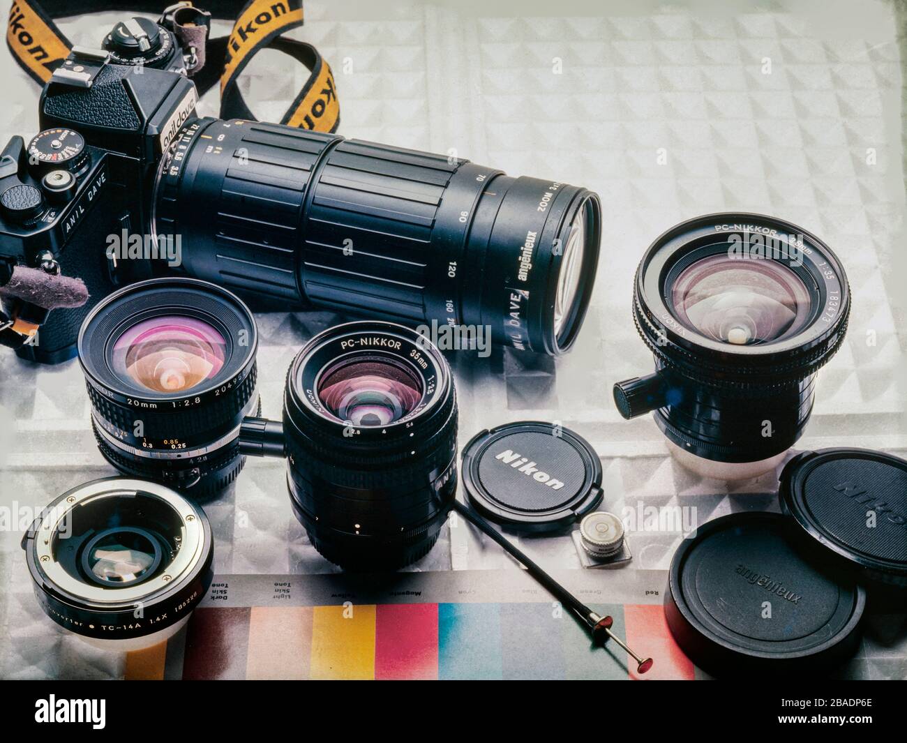 27. März 2020 Vintage Camera Nikon FE2,angenieux 70210 f3,5,Nikkor20mm f 2,8,PC Nikkor 35mm f2,8,PC-Nikkor 28mm f 3.5 und TC-14A 1,4X Studio Shot Mumba Stockfoto