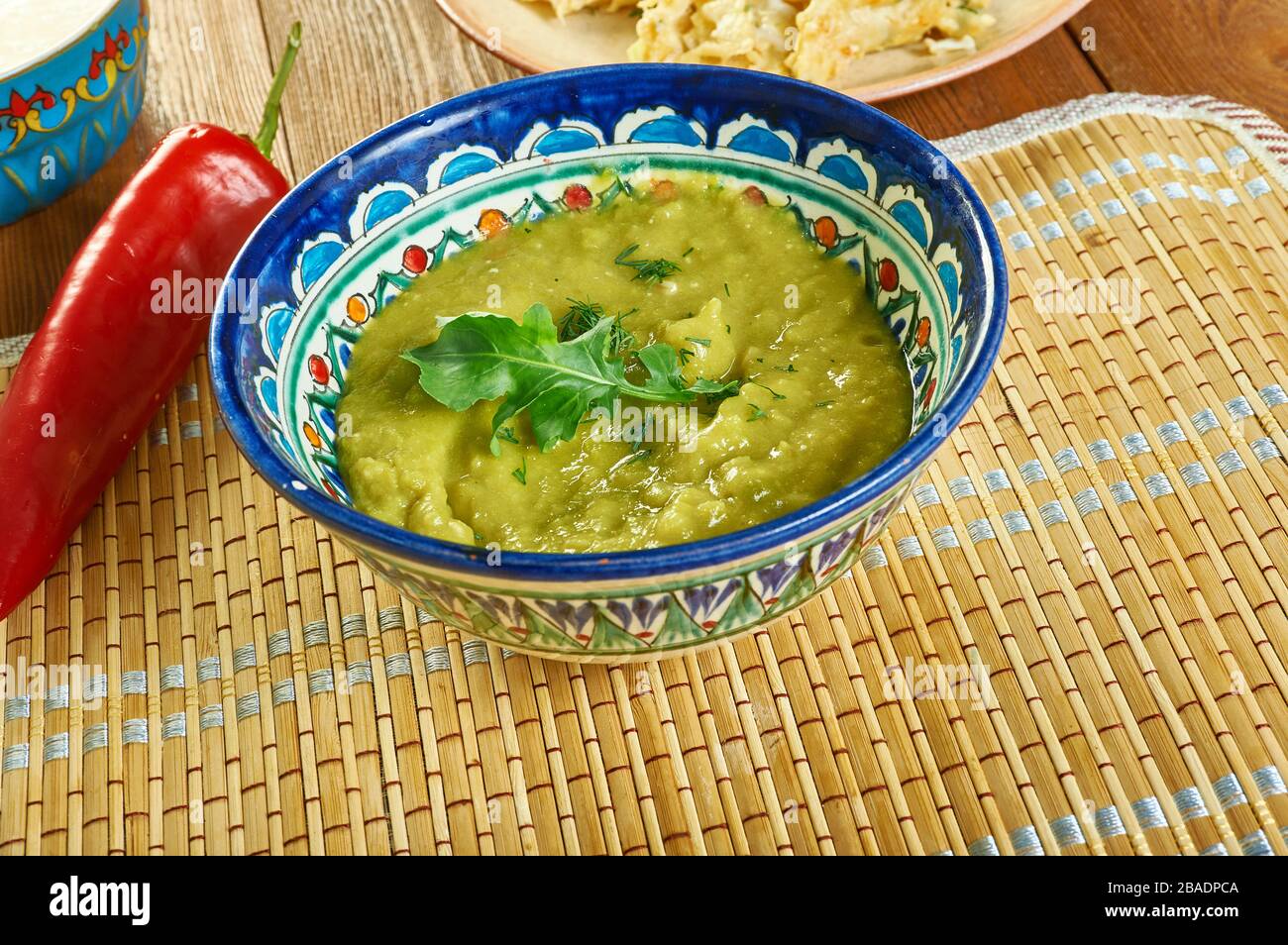 Gewürzte Spinatdhalssuppe, indische Linsensuppe. Stockfoto