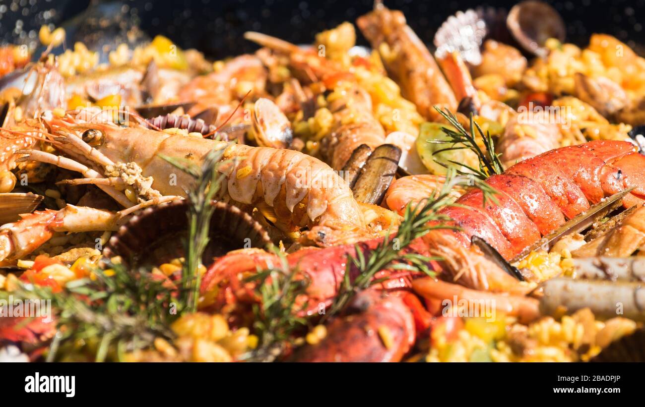 Paella aus der traditionellen Pfanne serviert. Spanische Küche, Fisch und Meeresfrüchte. Stockfoto
