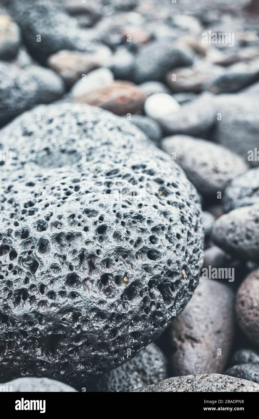 In der Nähe Bild von einem vulkanischen Felsen am Strand, selektiver Fokus, Farbe Tonen angewendet. Stockfoto