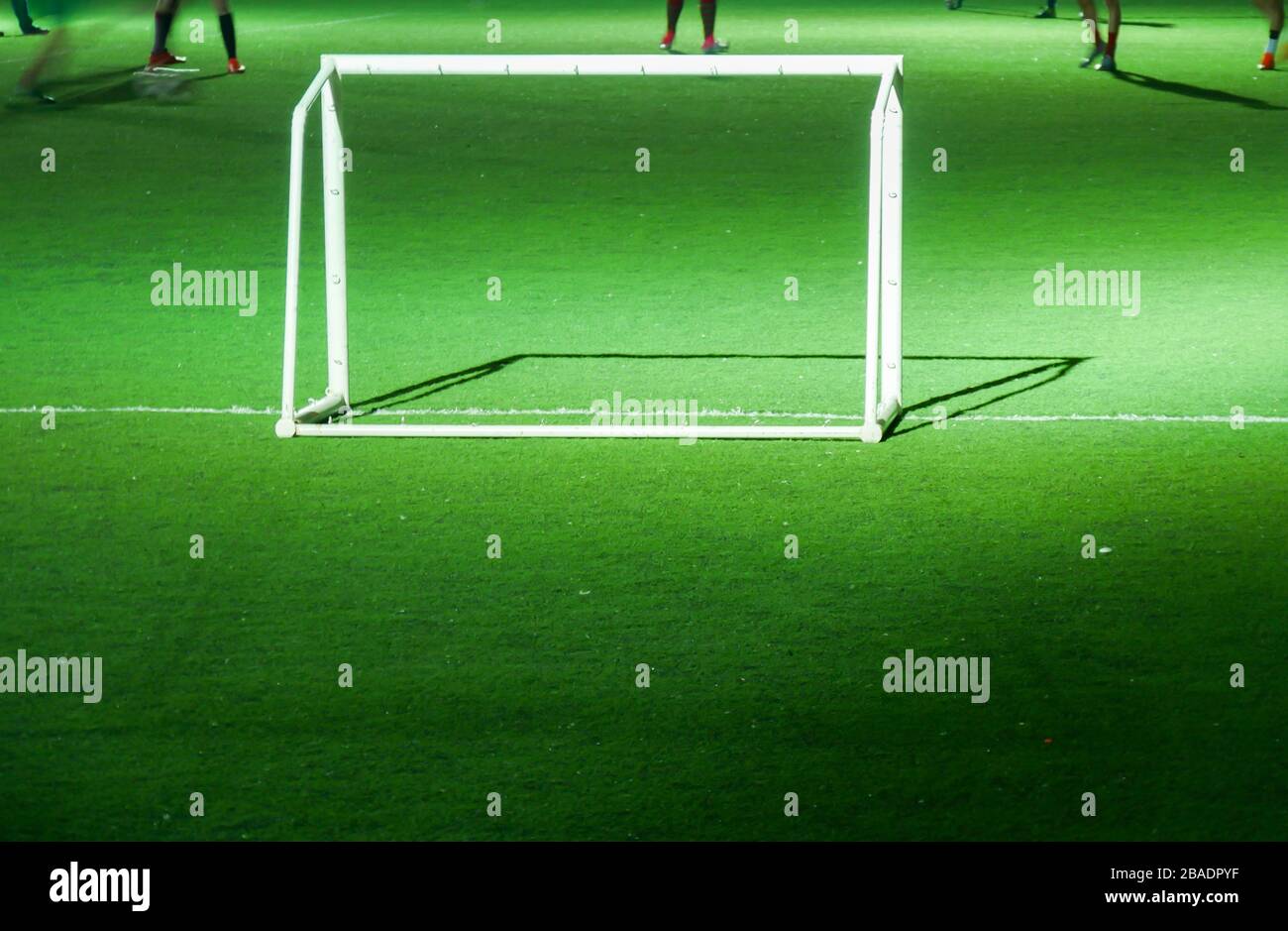 Kleines Fußball- oder Fußballfeld mit dem Goal Post in der Nachtzeit. Stockfoto