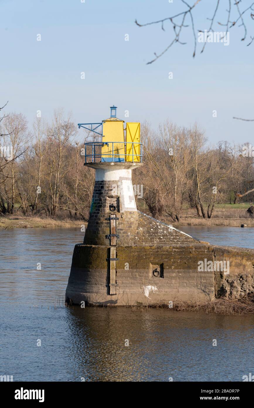 Magdeburg, Deutschland. März 2020. Eine Pierleuchte markiert die Einfahrt von der Elbe in den Handelshafen von Magdeburg. Kredit: Stephan Schulz / dpa-Zentralbild / ZB / dpa / Alamy Live News Stockfoto