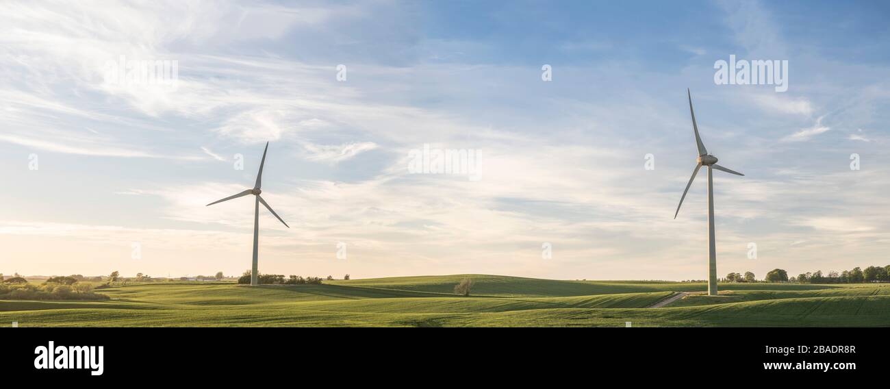 Ländlicher Panoramablick auf Windenergieanlagen in der Agrarlandschaft in der Nähe von Ystad, Skane. Schweden, Skandinavien. Stockfoto