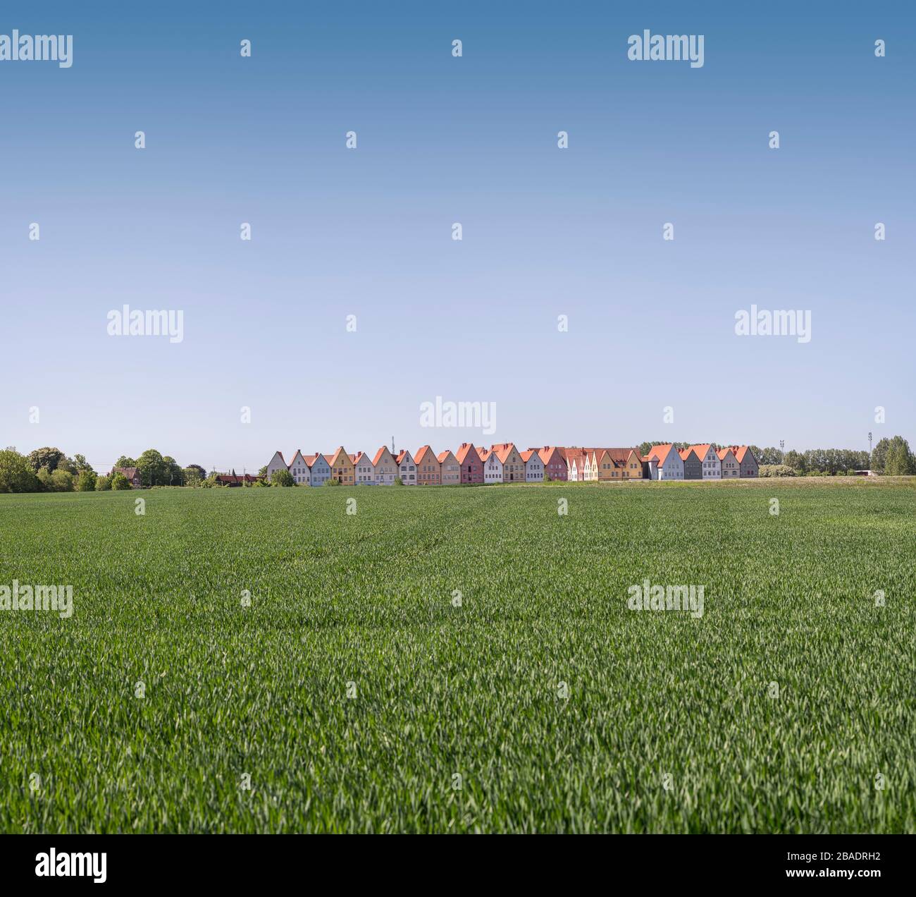 Architektur in Jakriborg Housing Estate in Hjärup, Gemeinde Staffanstorp zwischen Malmö und Lund in Skane, Südschweden, Scandianvia. Stockfoto