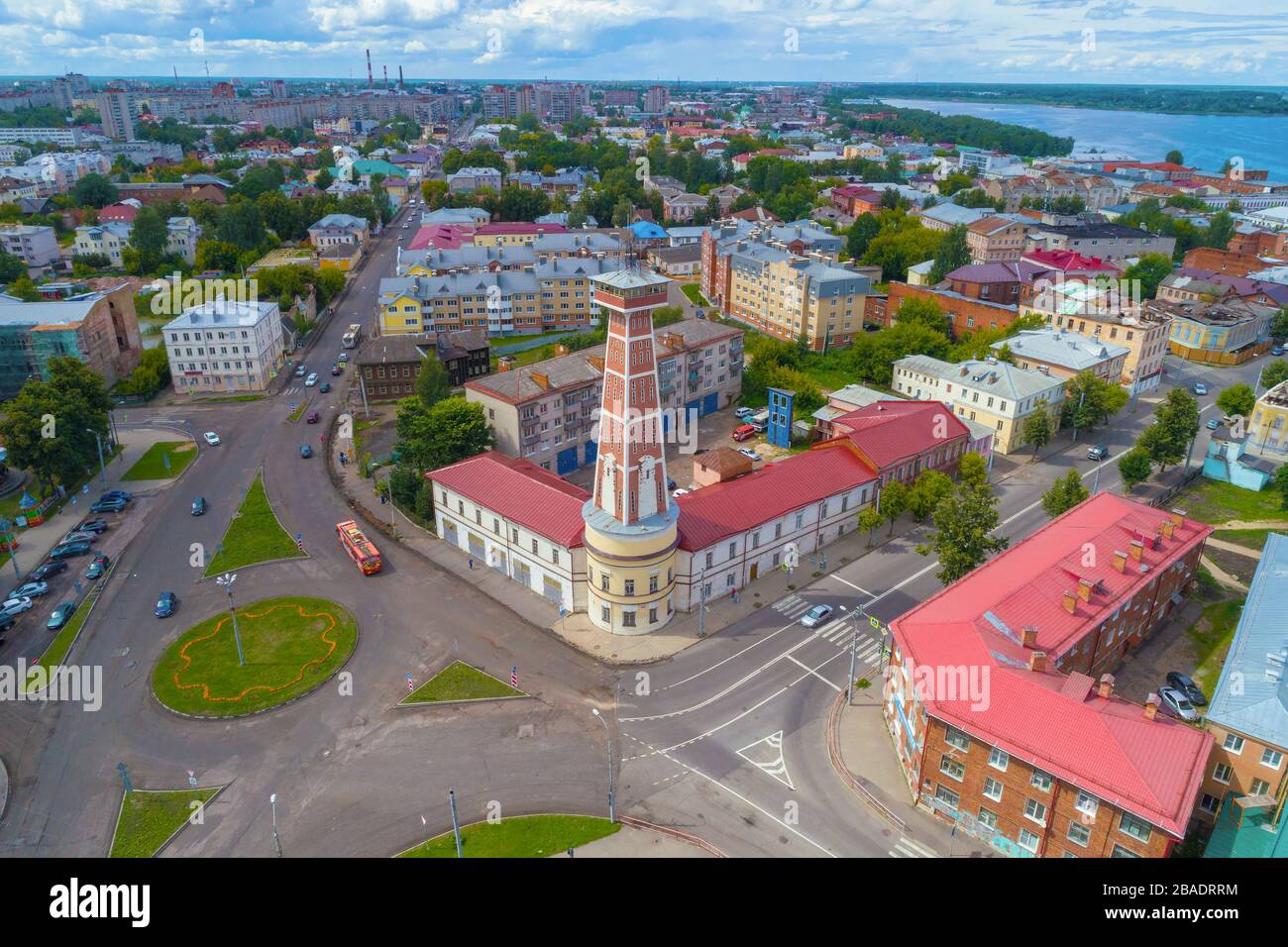 Alter Feuerwehrturm im Stadtbild an einem sonnigen Julitag (Luftbildfotografie). Rybinsk, Russland Stockfoto