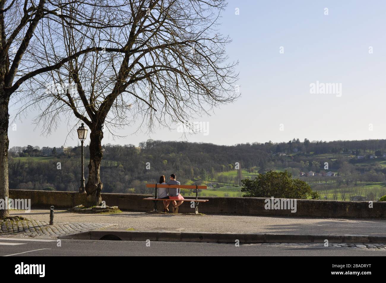 Ein Paar saß auf einer Bank auf einer leeren Straße, Frankreich Stockfoto