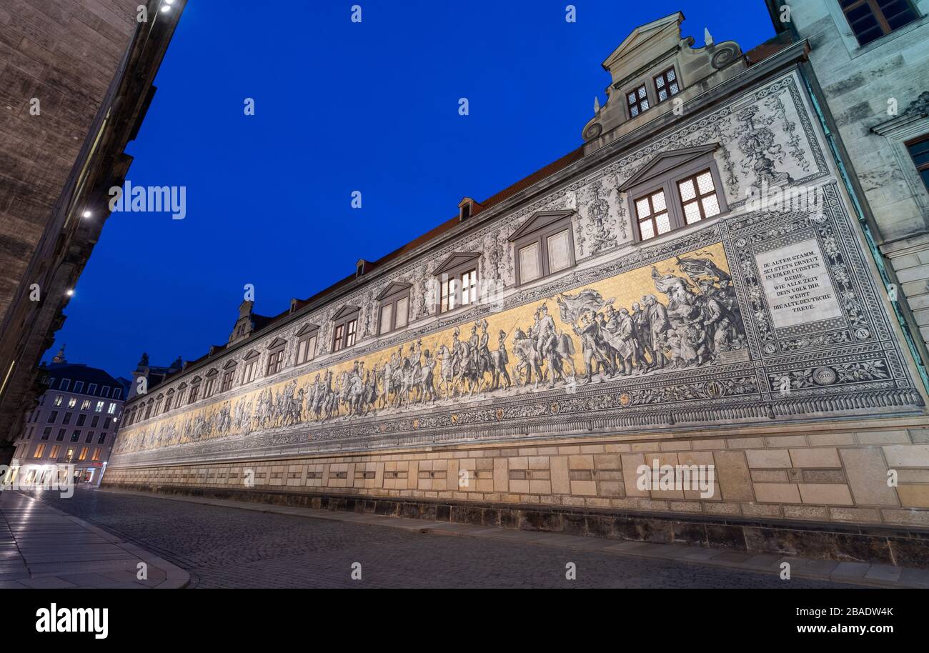 Dresden, Deutschland. März 2020. Der Fürstenzug am Abend ist desertiert. Um das Coronavirus einzudämmen, verbietet Sachsen nun alle Zusammenkünfte von drei oder mehr Menschen in der Öffentlichkeit. Kredit: Robert Michael / dpa-Zentralbild / dpa / Alamy Live News Stockfoto