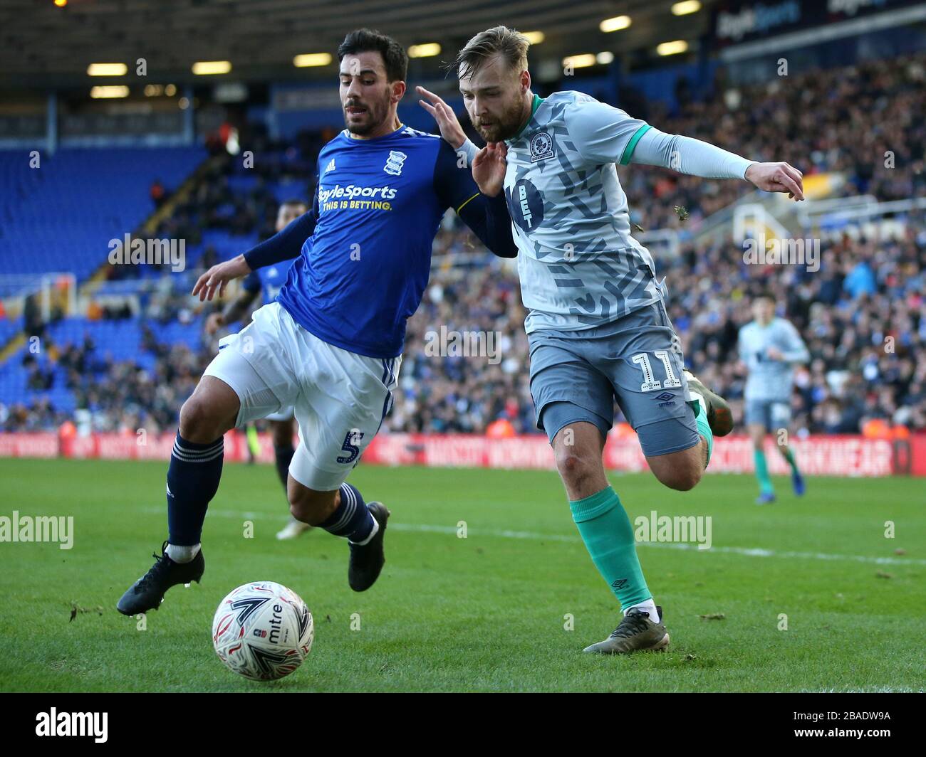 Maxime Colin von Birmingham und Harry Chapman von Blackburn Rovers während des dritten Runden Matches des FA Cup im St Andrew's Billion Trophy-Stadion Stockfoto