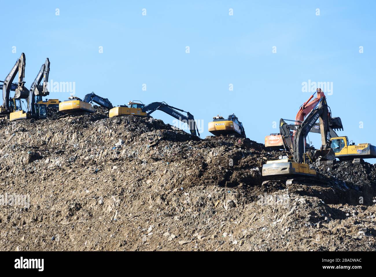 REGION MOSKAU, RUSSLAND, 26. MÄRZ 2020. Eine Gruppe von Arbeitsbaggern auf einem Trainingsgelände gegen einen blauen Himmel. Abfallrecycling. Stockfoto