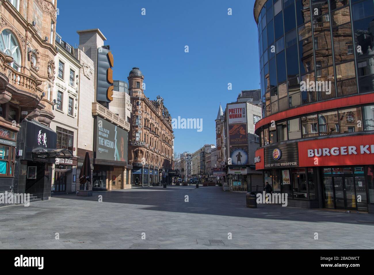 Londons normalerweise belebte Touristenattraktionen sind heute leer, außer für Arbeiter, die Fenster hochbohren oder die Polizei, die mit dem Auto fährt. Regent Street, Leicester Square, Shaftesbury Avenue abgebildet. Stockfoto