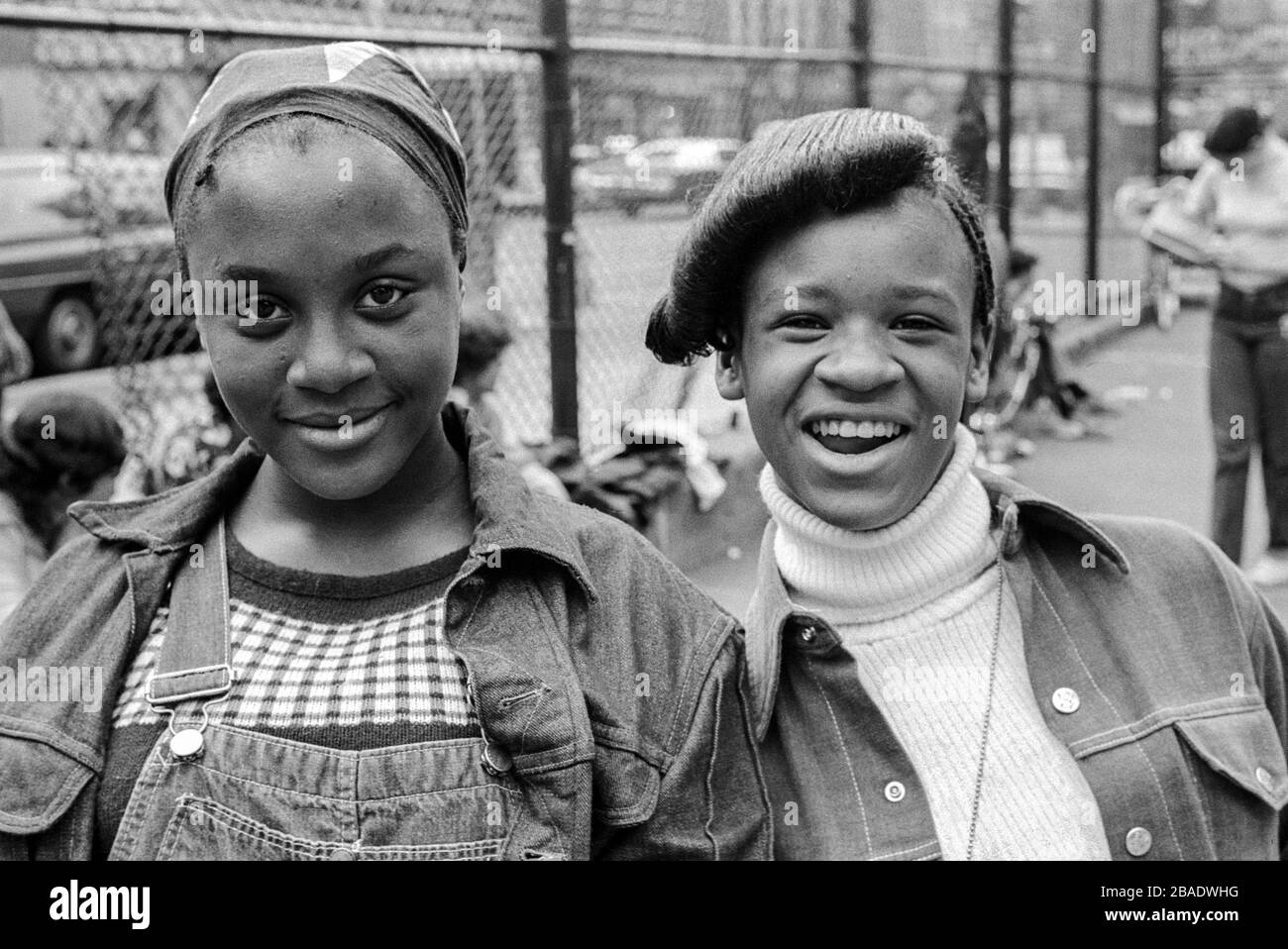 Zwei afroamerikanische Schulmädchen Harlem New York 1973 Stockfoto