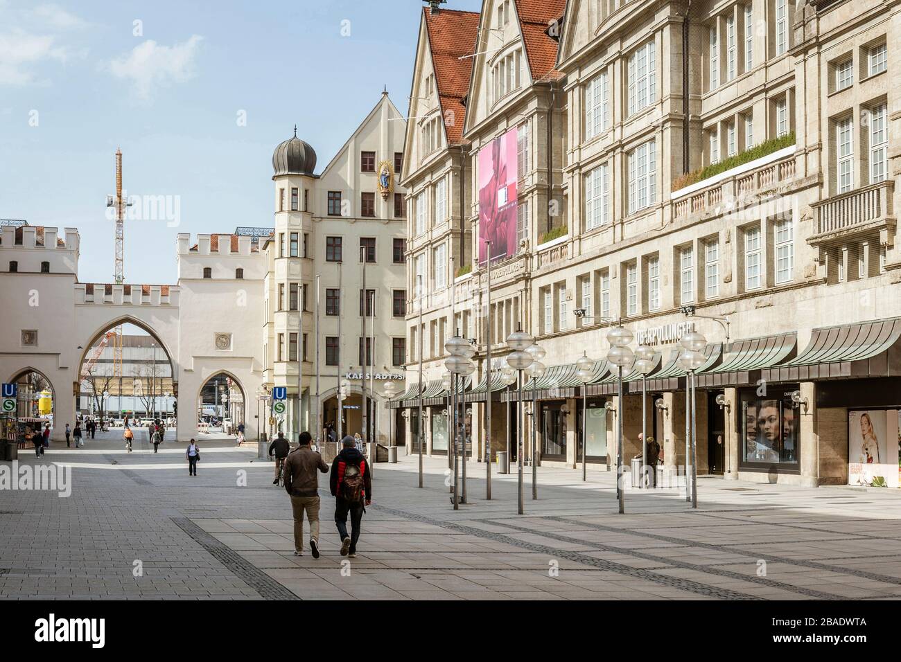 Bavaria-Mucnich-Deutschland, 20. März 2020: Nur wenige Menschen gehen am Karlsplatz Stachus in München, der normalerweise überfüllt ist, aber wegen Th leer bleibt Stockfoto