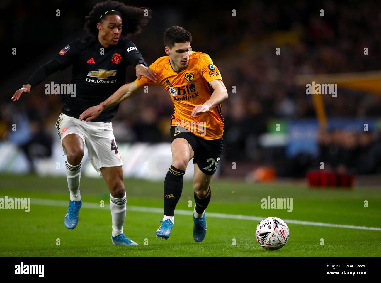 Der Kampf der Tahith Chong (links) und der Ruben Vinagre der Wolverhampton Wanderers von Manchester United um den Ball Stockfoto