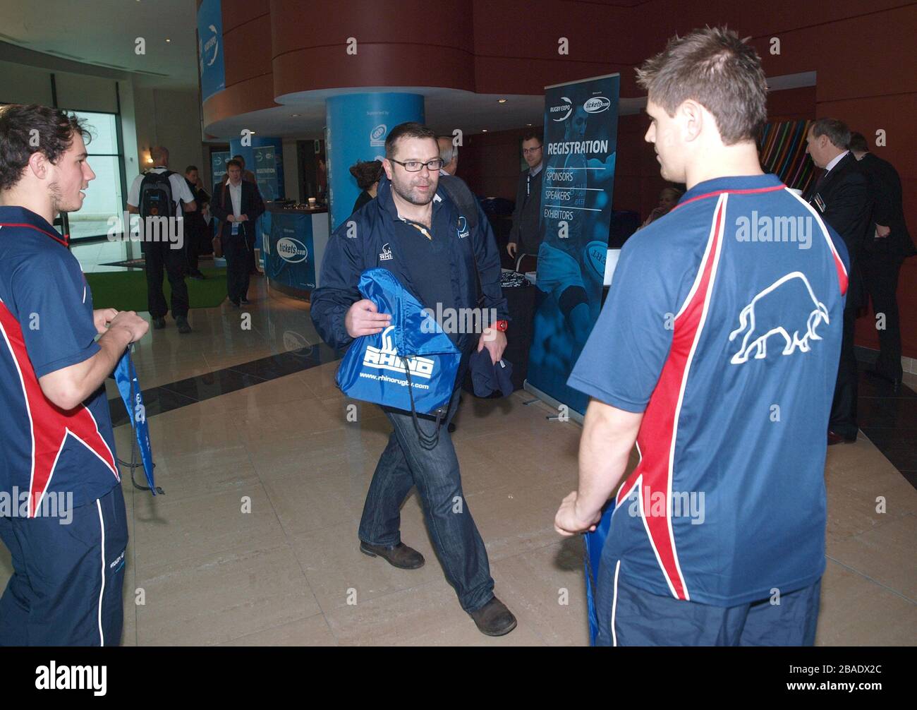 Ein Delegierter erhält eine Tasche mit Informationsblättern, wenn er auf der Rugby Expo 2012 in Twickenham ankommt. Stockfoto