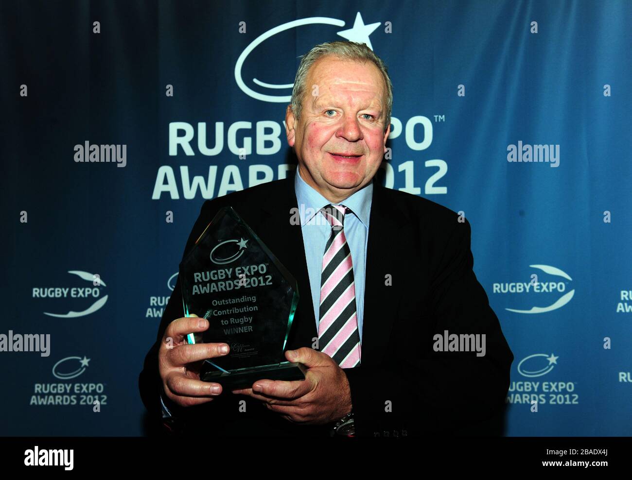 Gewinner des hervorragenden Beitrags zum Rugby Bill Beaumont CBE mit seiner Plakette bei den Rugby Expo Awards 2012 und Abendessen im LIVE Room, Twickenham. Stockfoto