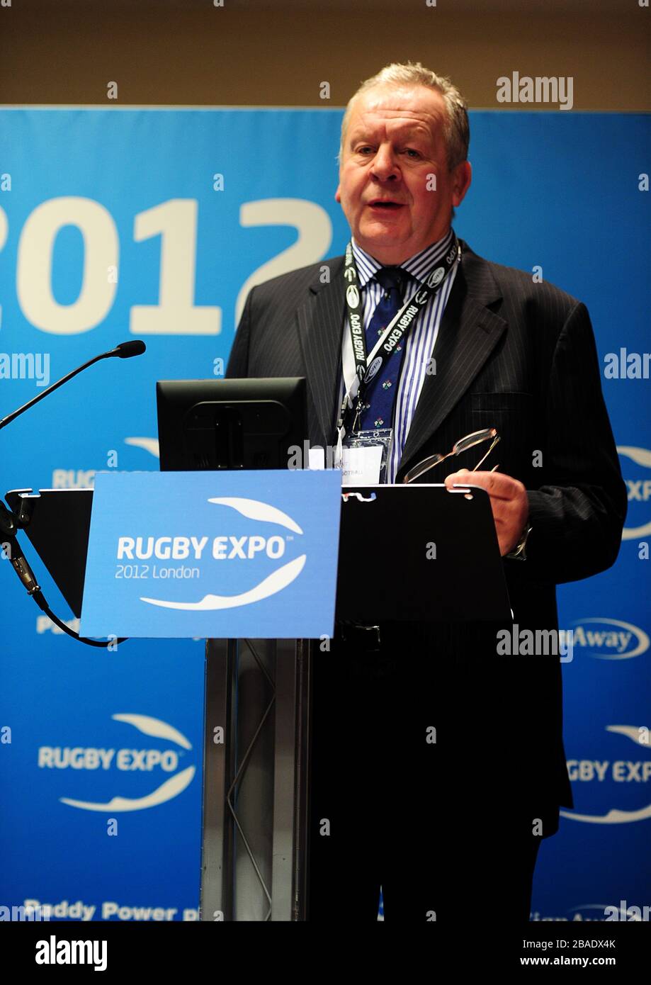 Der ehemalige englische Kapitän und Vorsitzende der Rugby Football Union Bill Beaumont hält eine willkommene Rede Stockfoto