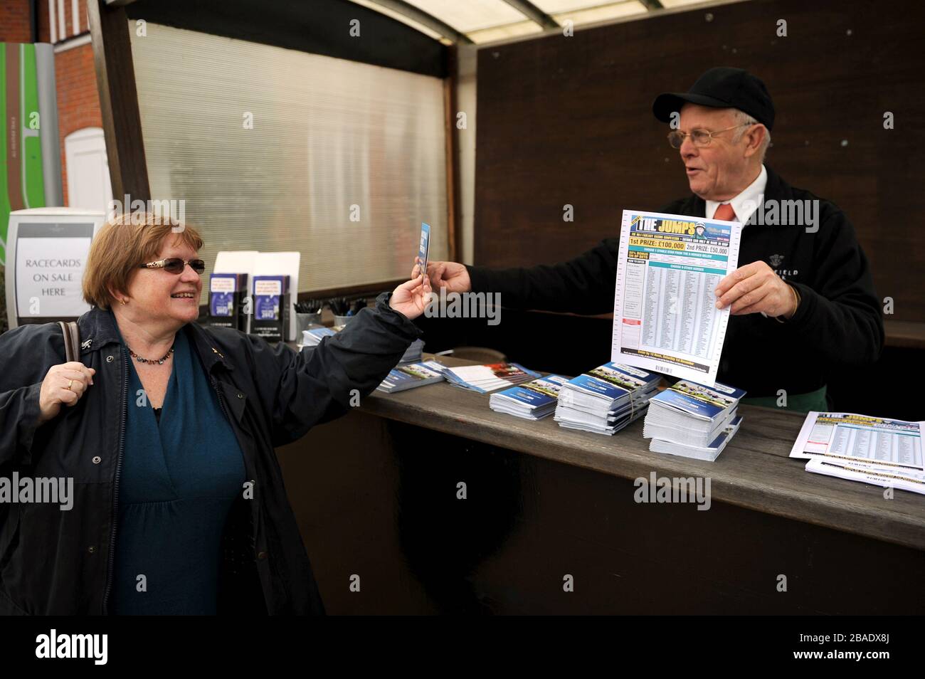 Ein William Hill "The Jumps"-Coupons und DVD's für die nationale Jagdvorschau werden im Lingfield Park ausgehändigt Stockfoto