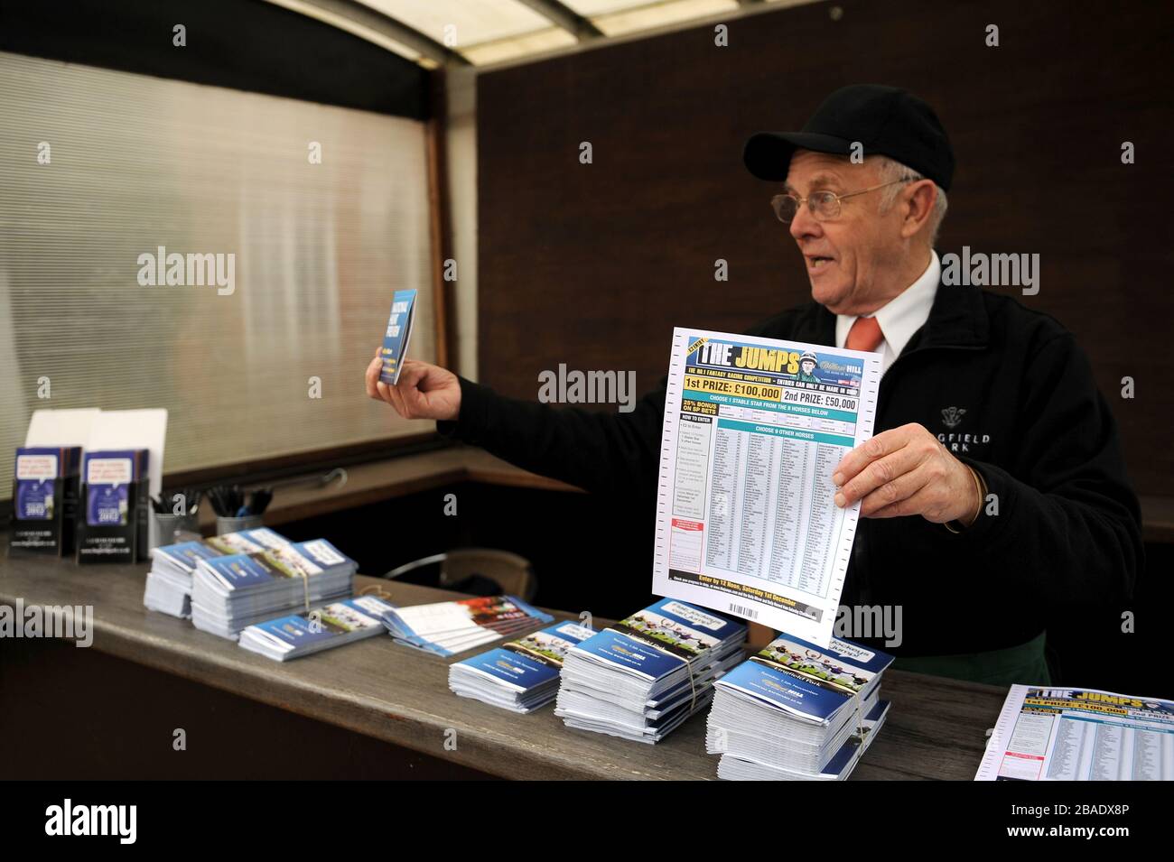 Ein William Hill "The Jumps"-Coupons und DVD's für die nationale Jagdvorschau werden im Lingfield Park ausgehändigt Stockfoto