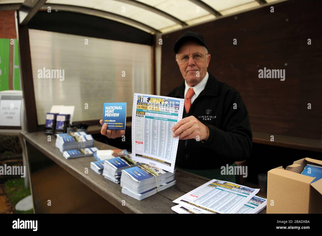 Ein William Hill "The Jumps"-Coupons und DVD's für die nationale Jagdvorschau werden im Lingfield Park ausgehändigt Stockfoto