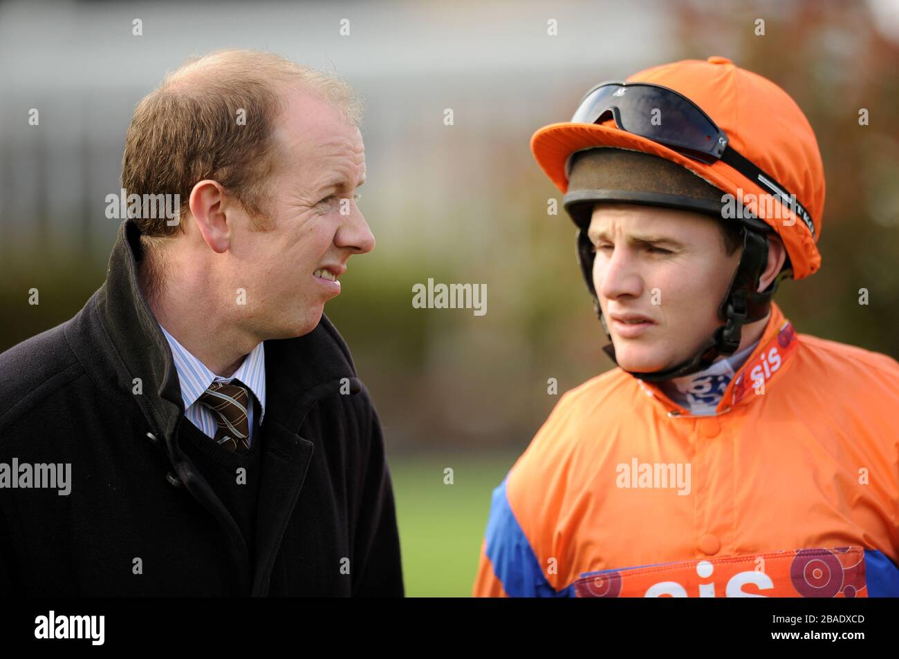 Jamie Moore mit Trainer Jim Best (links) vor seiner Fahrt auf Wishformore in der William Hill "The Jumps" Enter Today Mares "Novices"-Hürde Stockfoto