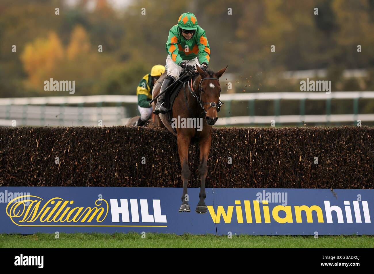 Doubletoilntrouble, der von Paddy Brennan geritten wurde, springen auf dem Weg zum Sieg in "The Jumps" nur 2, um Handicap Chase für Anfänger zu betreten Stockfoto